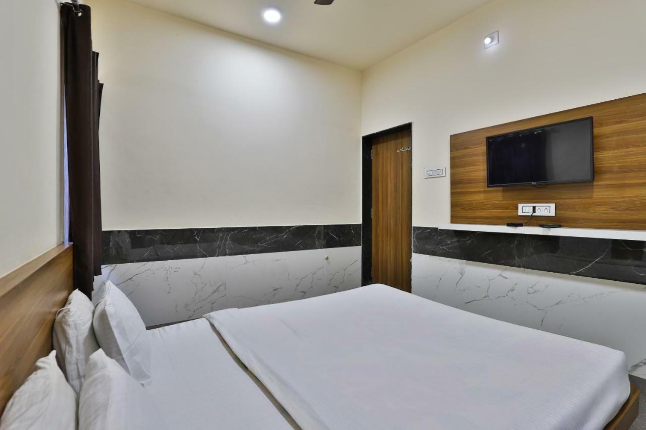 Spot On 37366 Hotel Mahalaxmi Dwārka Kültér fotó
